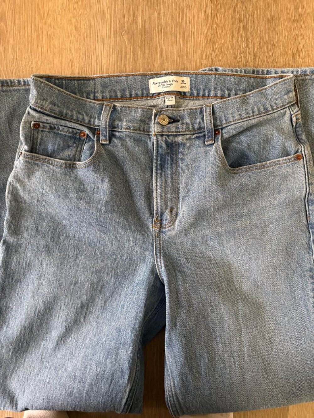 Abercrombie Curve Love Mid Rise 90s Straight Jean